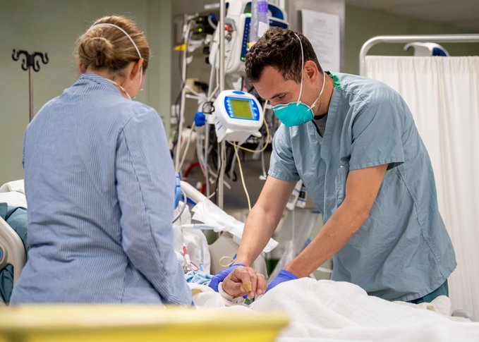 M&aacute;s de 900 trabajadores de salud han muerto por COVID-19 en Estados Unidos.