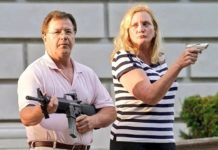 La pareja que apuntó con armas a manifestantes respalda a Trump en convención Mark y Patricia McCloskey