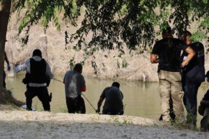 Miembros de Protecci&oacute;n Civil de Matamoros rescatan el cuerpo del guatemalteco Rodrigo Castro de la Parra