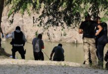 Miembros de Protección Civil de Matamoros rescatan el cuerpo del guatemalteco Rodrigo Castro de la Parra