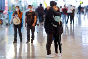 Miles de parejas binacionales separadas por los cierres de fronteras