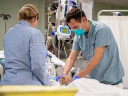 Más de 900 trabajadores de salud han muerto por COVID-19 en Estados Unidos.