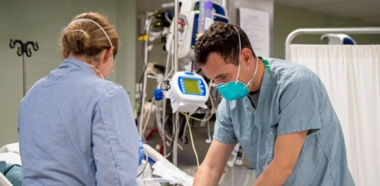 Más de 900 trabajadores de salud han muerto por COVID-19 en Estados Unidos.