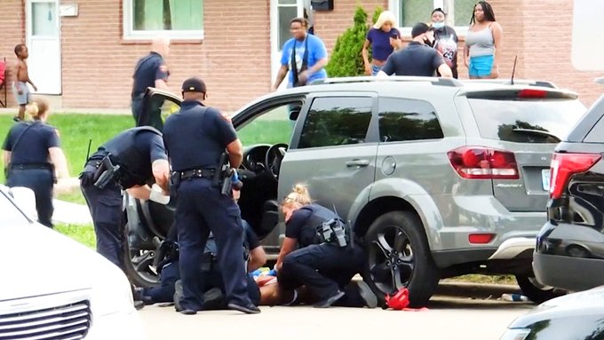 Polic&iacute;as de Kenosha.