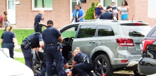 Policías de Kenosha.