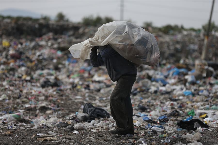  coronavirus entre la basura de un gigantesco vertedero mexicano.