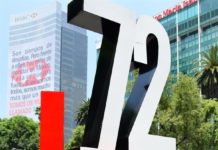 Un 'antimonumento' en forma de +72 fue instalado este sábado frente a la embajada estadounidense en la capital mexicana (3)
