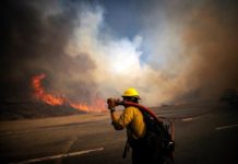 Un incendio forestal cerca de Los Ángeles quema más de 10.700 hectáreas incendio en California
