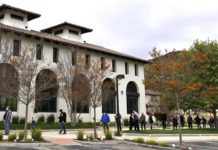Juez restringe servicios religiosos al interior de iglesia en California iglesia Godspeak Calvary Chapel