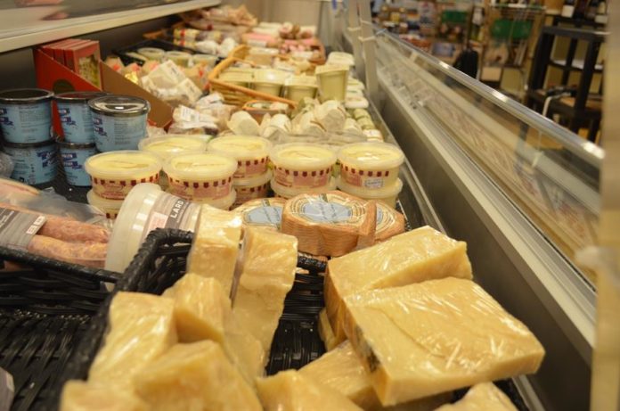 quesos en la tienda Arrowine and Cheese (2) quesos