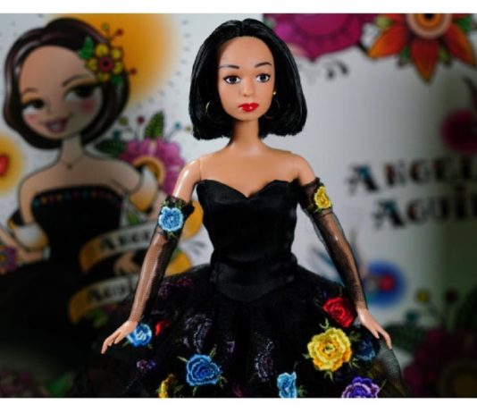 Ángela Aguilar presenta su propia muñeca tipo "Barbie" Ángela Aguilar.