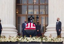 Abucheos a Trump en su visita a la capilla ardiente de la jueza del Supremo Donald y Melania Trump.