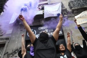 Activistas toma las instalaciones de la Comisi&oacute;n Nacional de Derechos Humanos