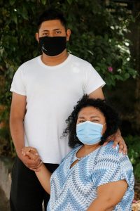 Ana Lilia Garc&iacute;a (d) y su hijo, Rohn Gir&oacute;n (i) que sufre de hemofilia