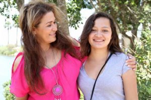 Chelo Alvarez-Stehle y la activista mexicana Virginia Isa&iacute;as