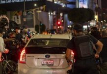 Conductores arrollan a manifestantes en protestas raciales en Hollywood Hollywood.