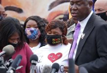 Familia de Breonna Taylor pide publicar deliberaciones de jurado investigador Familia de Breonna Taylor.