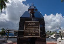 Inauguran en Florida un monumento hecho con un riel de estación del 11S Florida.