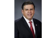 La Universidad Estatal de California elige a su primer dirigente latino Joseph Castro.