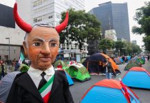 Opositores mexicanos protestan con casas de campaña contra López Obrador protesta