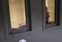Piden no expandir centro de detención por "deshumanización" de inmigrantes ICE.