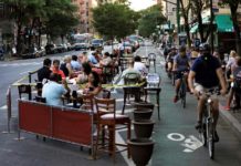 Concejo Municipal de New York firma resolución para extender el programa de comidas al aire libre Restaurantes latinos en Nueva York.