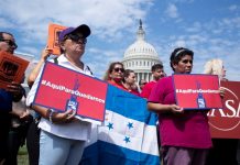 Regla de carga pública rompe "contrato del Gobierno para proteger la salud" inmigrantes