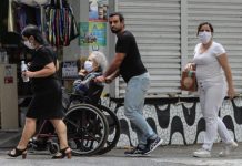 Miembros de minorías más afectados por COVID-19 en hogares de ancianos adultos mayores