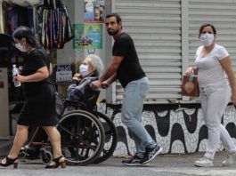 Miembros de minorías más afectados por COVID-19 en hogares de ancianos adultos mayores