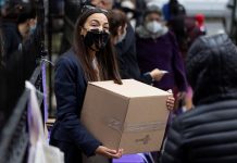 Ocasio-Cortez, de campaña, reparte comida en barrio golpeado por la covid-19 Alexandria Ocasio-Cortes