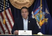 Nueva York anuncia el cierre de colegios en las zonas con brotes de COVID-19 Andrew Cuomo.