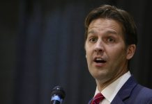 Senador republicado dice que Trump coquetea con supremacistas y dictadores Ben Sasse
