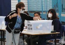 Calma en Chile y largas filas en centros de votación en histórico plebiscito votaciones en Chile