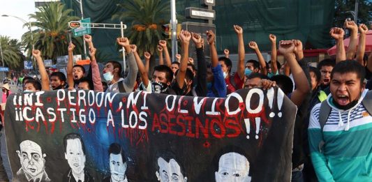 Familiares de los 43 estudiantes desaparecidos de Ayotzinapa