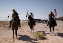 Protesta a caballo contra los abusos en centro de detención de ICE en Texas protestas