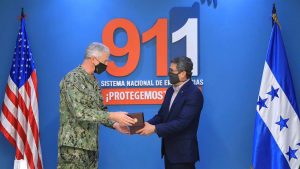 Juan Orlando Hern&aacute;ndez (d) mientras saluda al jefe del Comando Sur de Estados Unidos, Almirante Craig S. Faller