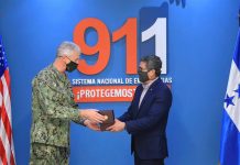 Juan Orlando Hernández (d) mientras saluda al jefe del Comando Sur de Estados Unidos, Almirante Craig S. Faller