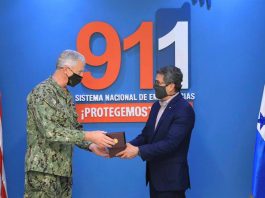 Hernández dice Honduras y EE.UU. necesitan trabajar más en seguridad Juan Orlando Hernández (d) mientras saluda al jefe del Comando Sur de Estados Unidos, Almirante Craig S. Faller