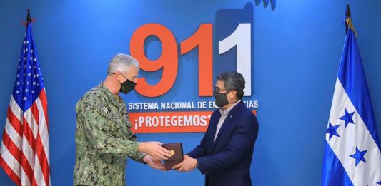 Juan Orlando Hernández (d) mientras saluda al jefe del Comando Sur de Estados Unidos, Almirante Craig S. Faller