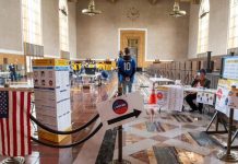 Latinos olvidan el miedo a la covid-19 y votan en persona Voto.