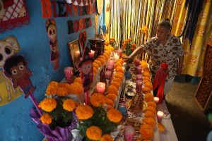 altar para festejar el Día de Muertos