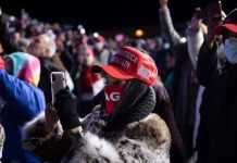 Seguidores de Trump abandonados por horas en el frío tras mitin en aeropuerto Trump.