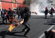 Vándalos ensombrecen mitin conmemorativo por masacre de Tlatelolco en México México.
