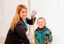 Ozuna sorprende a hombre más pequeño del mundo sobre inclusión libro Guinness Edward Niño Hernández