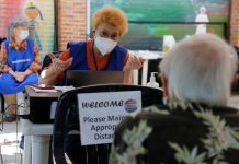 Estadounidenses en México votan entre dudas y convicción votantes