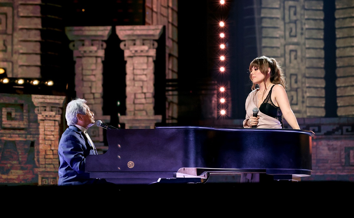 Armando Manzanero y Joy Huerta durante la ceremonia de los premios Billboard