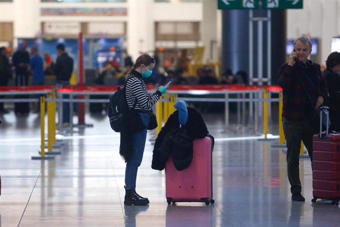 California, Oregon y Washington instan a viajeros a guardar una cuarentena.
