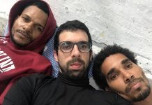 El periodista y escritor cubano Carlos Manuel Álvarez (c), junto a Maykel Castillo (i) y Luis Manuel Otero Alcántara