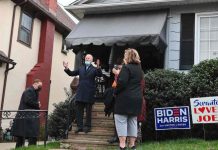 Biden vuelve a la casa de su niñez y escribe: De aquí a la Casa Blanca Joe Biden.