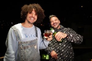 PJ Sin Suela junto a Cap&oacute;